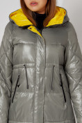 Оптом Пальто утепленное стеганое зимние женское  цвета хаки 448613Kh в Екатеринбурге, фото 12