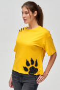 Оптом Женские футболки с принтом желтого цвета 50004J в Екатеринбурге