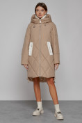 Оптом Пальто утепленное с капюшоном зимнее женское светло-коричневого цвета 51128SK в Волгоградке