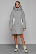 Оптом Пальто утепленное с капюшоном зимнее женское серого цвета 51128Sr в Екатеринбурге