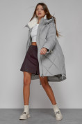 Оптом Пальто утепленное с капюшоном зимнее женское серого цвета 51128Sr в Казани, фото 11