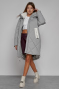 Оптом Пальто утепленное с капюшоном зимнее женское серого цвета 51128Sr в Перми, фото 12