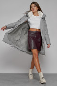 Оптом Пальто утепленное с капюшоном зимнее женское серого цвета 51128Sr в  Красноярске, фото 13
