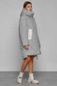 Оптом Пальто утепленное с капюшоном зимнее женское серого цвета 51128Sr в Челябинске, фото 3