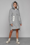 Оптом Пальто утепленное с капюшоном зимнее женское серого цвета 51128Sr в Уфе, фото 6