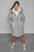 Оптом Пальто утепленное с капюшоном зимнее женское серого цвета 51128Sr в Волгоградке, фото 9