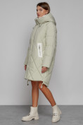 Оптом Пальто утепленное с капюшоном зимнее женское светло-зеленого цвета 51128ZS в  Красноярске, фото 2