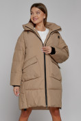 Оптом Пальто утепленное с капюшоном зимнее женское светло-коричневого цвета 51139SK в  Красноярске, фото 11