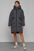 Оптом Пальто утепленное с капюшоном зимнее женское темно-серого цвета 51139TC в Волгоградке