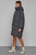 Оптом Пальто утепленное с капюшоном зимнее женское темно-серого цвета 51139TC в  Красноярске, фото 2