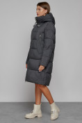 Оптом Пальто утепленное с капюшоном зимнее женское темно-серого цвета 51155TC в Омске, фото 2