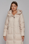 Оптом Пальто утепленное с капюшоном зимнее женское бежевого цвета 51156B в Тюмени, фото 8
