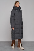 Оптом Пальто утепленное с капюшоном зимнее женское темно-серого цвета 51156TC в  Красноярске, фото 3