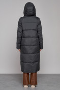 Оптом Пальто утепленное с капюшоном зимнее женское темно-серого цвета 51156TC в Казани, фото 4