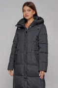 Оптом Пальто утепленное с капюшоном зимнее женское темно-серого цвета 51156TC в  Красноярске, фото 9