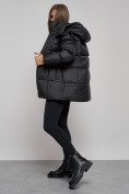 Оптом Зимняя женская куртка молодежная с капюшоном черного цвета 52301Ch в Екатеринбурге, фото 15
