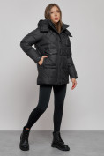Оптом Зимняя женская куртка молодежная с капюшоном черного цвета 52301Ch в Казани, фото 2