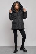 Оптом Зимняя женская куртка молодежная с капюшоном черного цвета 52301Ch в Казани, фото 5