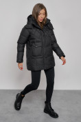 Оптом Зимняя женская куртка молодежная с капюшоном черного цвета 52301Ch в Казани, фото 9