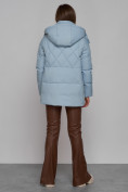 Оптом Зимняя женская куртка модная с капюшоном голубого цвета 52302Gl в Казани, фото 5