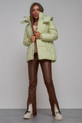 Оптом Зимняя женская куртка модная с капюшоном салатового цвета 52302Sl в Казани, фото 20