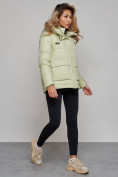 Оптом Зимняя женская куртка модная с капюшоном салатового цвета 52303Sl в Казани, фото 2