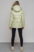 Оптом Зимняя женская куртка модная с капюшоном салатового цвета 52303Sl в Казани, фото 4