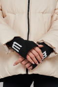 Оптом Зимняя женская куртка модная с капюшоном бежевого цвета 52306B в Казани, фото 13