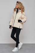 Оптом Зимняя женская куртка модная с капюшоном бежевого цвета 52306B в Казани, фото 3
