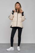 Оптом Зимняя женская куртка модная с капюшоном бежевого цвета 52306B в Казани, фото 6