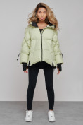Оптом Зимняя женская куртка модная с капюшоном салатового цвета 52306Sl в Екатеринбурге