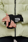 Оптом Зимняя женская куртка модная с капюшоном салатового цвета 52306Sl в Казани, фото 10