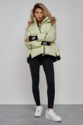 Оптом Зимняя женская куртка модная с капюшоном салатового цвета 52306Sl в Казани, фото 12
