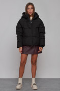 Оптом Зимняя женская куртка модная с капюшоном черного цвета 52309Ch в Казани