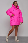 Оптом Зимняя женская куртка модная с капюшоном розового цвета 52310R в Екатеринбурге, фото 3