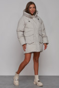 Оптом Зимняя женская куртка модная с капюшоном светло-серого цвета 52310SS в Казани, фото 3