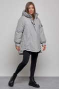 Оптом Зимняя женская куртка модная с капюшоном серого цвета 52311Sr в Казани, фото 2