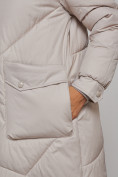 Оптом Пальто утепленное молодежное зимнее женское светло-серого цвета 52321SS в Перми, фото 12