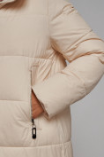 Оптом Пальто утепленное молодежное зимнее женское бежевого цвета 52322B в Барнауле, фото 13