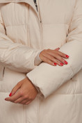 Оптом Пальто утепленное молодежное зимнее женское бежевого цвета 52322B в Челябинске, фото 14