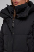 Оптом Пальто утепленное молодежное зимнее женское черного цвета 52322Ch в  Красноярске, фото 15