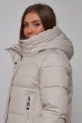 Оптом Пальто утепленное молодежное зимнее женское светло-серого цвета 52322SS в  Красноярске, фото 18