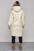 Оптом Пальто утепленное молодежное зимнее женское бежевого цвета 52323B в  Красноярске, фото 5