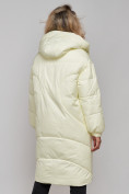 Оптом Пальто утепленное молодежное зимнее женское светло-желтого цвета 52323SJ в  Красноярске, фото 10