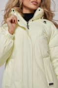 Оптом Пальто утепленное молодежное зимнее женское светло-желтого цвета 52323SJ в Нижнем Новгороде, фото 17