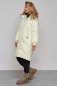 Оптом Пальто утепленное молодежное зимнее женское светло-желтого цвета 52323SJ в Волгоградке, фото 3