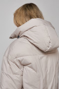 Оптом Пальто утепленное молодежное зимнее женское светло-серого цвета 52323SS в Уфе, фото 21