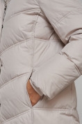 Оптом Пальто утепленное молодежное зимнее женское светло-серого цвета 52325SS в Волгоградке, фото 11