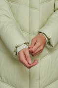 Оптом Пальто утепленное молодежное зимнее женское светло-зеленого цвета 52325ZS в Омске, фото 14