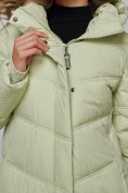 Оптом Пальто утепленное молодежное зимнее женское светло-зеленого цвета 52325ZS в Новосибирске, фото 15